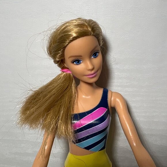 Barbie Doll Cut Out Bathing Suit With Blonde Hair 2019 Beach GHW41N301 - Picture 2 of 9